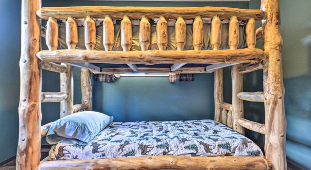 Idyllic Cabin w/ Grill & Panoramic Mtn Views!, Забронировать Дом для отпуска Виллы Эстес-Парк, рядом с Marys Lake, Вилла