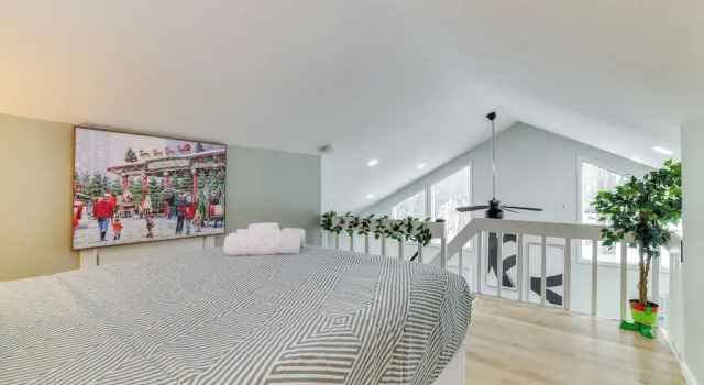 Walk to Lake: Tobyhanna Home w/ Hot Tub & Fire Pit, Book Feriehus Sommerhuse i Pennsylvania, Hytte