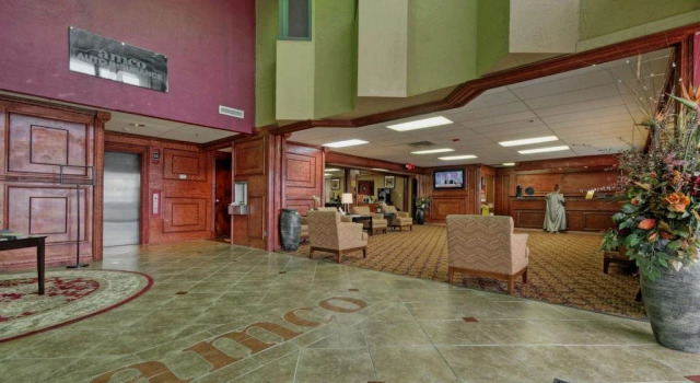 AMCO Hotel and Suites Austin, Забронировать Отель Отели Остина с парковкой, рядом с Saint Edwards University Baseball Field, Парковка