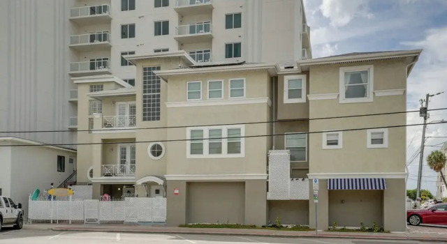 Coastal 'sea Side' Townhome - Walk to Beach!