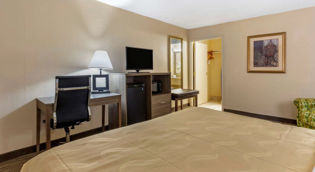 Двухместный номер Standard Quality Inn & Suites Hanes Mall