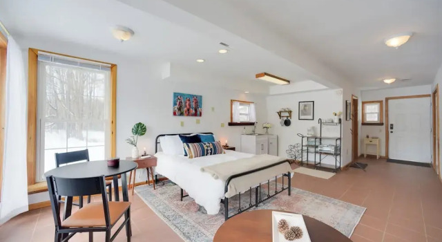 Cozy Studio on Secluded 55 Acres w/ Fire Pit!, Buchen Sie Ferienwohnung Saratoga Springs New York State