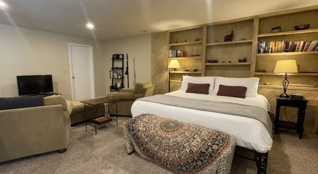 Апартаменты Couples Retreat With Hot Tub, Sauna and Steam Room
