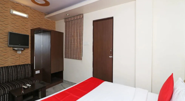 OYO 4011 Hotel Travellers Inn, Забронировать Отель Отели Гомти Нагара с парковкой, Парковка