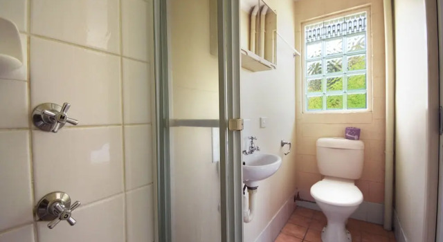 Кровать в общем номере CALI Backpackers