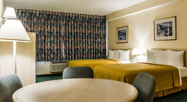 Четырёхместный номер Standard Quality Inn and Suites Golf Resort