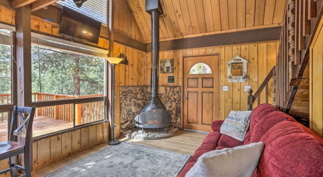 Quiet Big Bear City Cabin w/ Loft: 5 Mi to Village, Забронировать Дом для отпуска Отели в центре Биг-Бэар-Сити, в центре