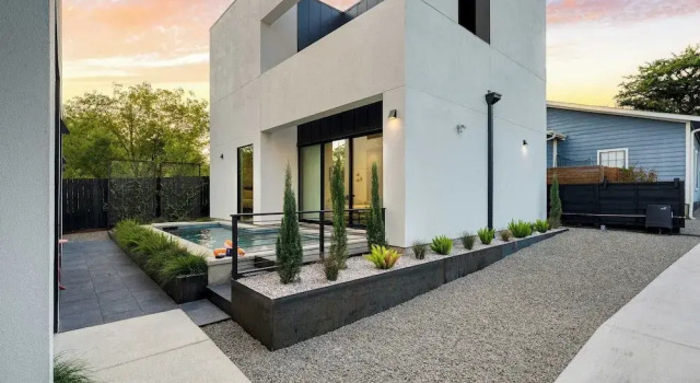Modern East Austin Home w/ Pool, Near Downtown & Lady Bird Lake Casa 1803 by Avantstay, Book Hotel Hoteller i Austin med parkering, nær Downs Park, Parkering