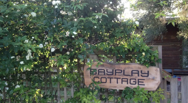 Коттедж Bayplay Beach Accommodation - 2 locations