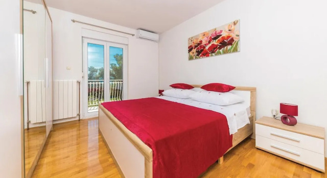Nice Home in Kastel Kambelovac With Wifi and 4 Bedrooms, Rezerwuj Hotel Hotele w Split-Dalmatia County z parkingiem, Parking