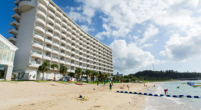 Кровать в общем номере Courtyard by Marriott Okinawa Resort