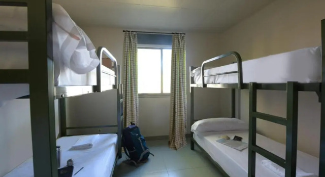 Кровать в общем номере Albergue Monte Do Gozo