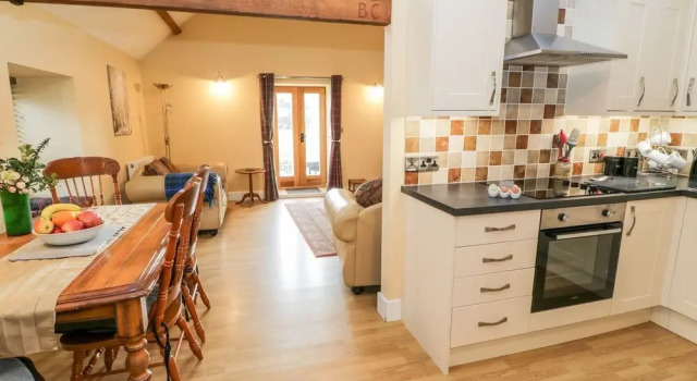 The Granary, Dee Valley Escape With hot tub