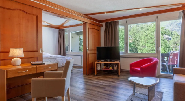 Люкс с балконом и с видом на горы Hotel Beau Rivage