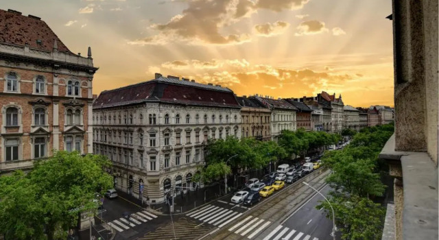 Апартаменты Economy Heart of Downtown Apartment