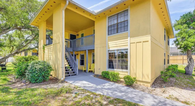 Walk to St Augustine Beach! Condo w/ Pool Access, Rezerwuj Apartament Hotele w Saint Augustine Area z parkingiem, Parking