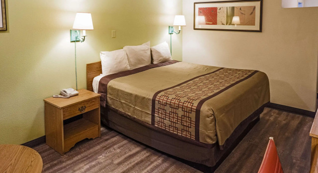 Garner Hotel Albuquerque Airport by IHG, Забронировать Мини-отель Альбукерке Нью-Мексико