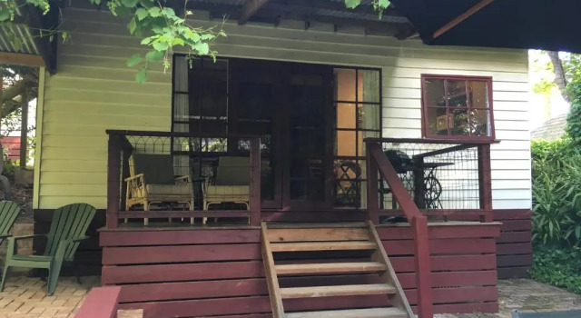 Коттедж Stones Throw Cottage Bed & Breakfast
