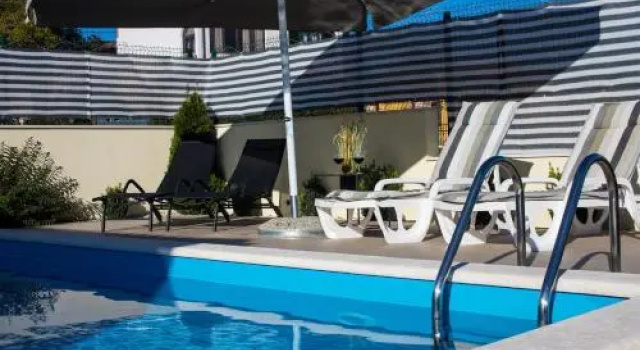 Villa Andrea, Rezerwuj Willa Hotele w Pilkovici z parkingiem, Parking