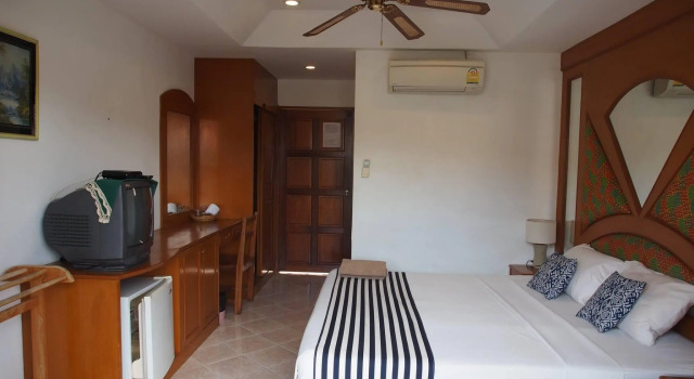 Warees Guesthouse, Забронировать Отель Карон Бич остров Пхукет