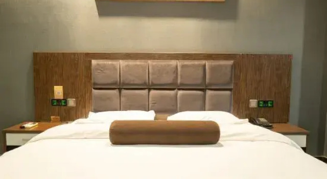 Люкс Zhumadian Baixuan Hotel (Zhumadian West High-speed Railway Station)