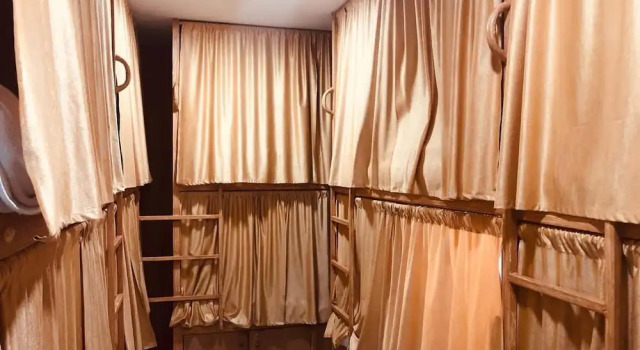 Кровать в общем номере с балконом Mabrook Dormitory