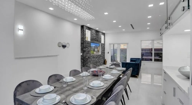 Вилла с 4 комнатами 4 Br Designer Home Next To Shul And Community Pool 4 Bedroom Villa