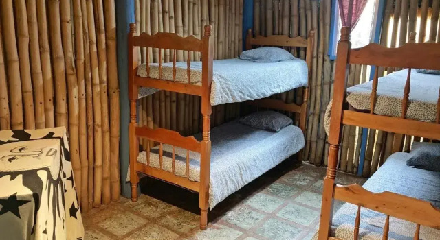 Кровать в общем номере Montaña Linda Hostel Orosi