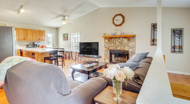 2 Mi to Dtwn Ellijay! Outdoorsy Escape w/ Hot Tub, Rezerwuj Dom wakacyjny Domki letniskowe w Ellijay, Domek