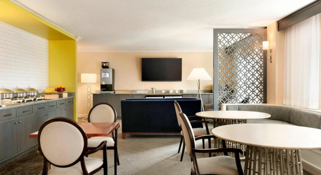 Четырёхместный клубный номер Standard Sheraton Raleigh Hotel