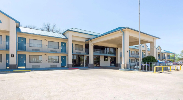 Econo Lodge Inn & Suites, Забронировать Отель Отели Бентонвилл с бассейном, рядом с Horsebarn Trailhead, Бассейн