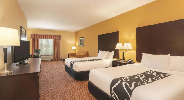 Четырёхместный номер Deluxe Comfort Inn & Suites Verona at Turning Stone Resort Casino