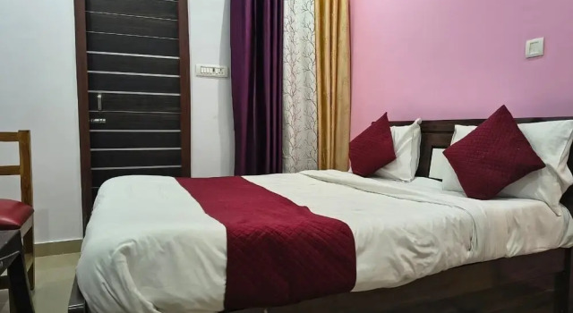 Hotel Trimurti Inn, Забронировать Отель Отели Гомти Нагара с парковкой, Парковка