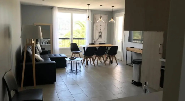 Appartement plein centre Saint Florent face au port