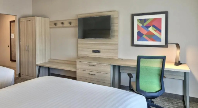 Четырёхместный номер Standard Holiday Inn Express & Suites - Roswell by IHG