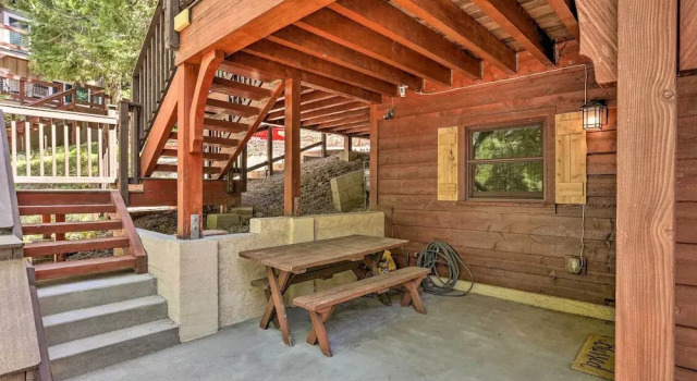 Коттедж с 3 комнатами с балконом Steps to Lake: Cabin w/ Deck in Lake Arrowhead