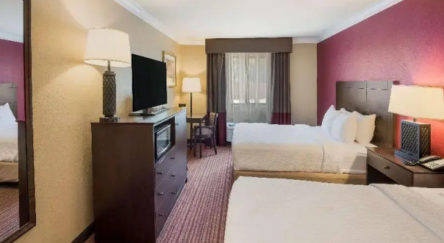 Четырёхместный номер Standard с балконом Best Western Sycamore Inn