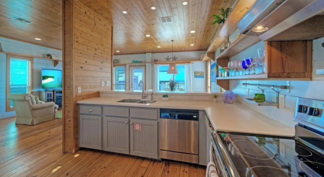 Коттедж Walk to the Beach Ocean Views, Balcony Dining & Open Living Beachview 54 by Avantstay