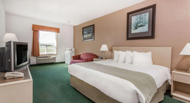 Двухместный номер Standard Super 8 by Wyndham Pincher Creek AB