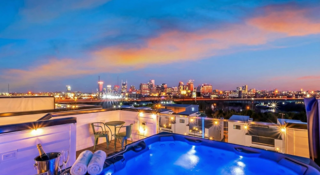 Коттедж Taylor Swift Home Rooftop Hot Tub Movie Theater