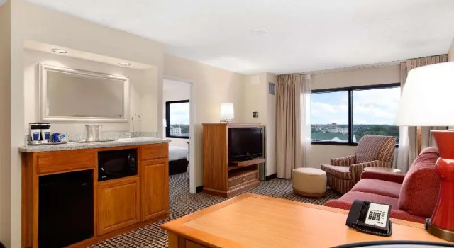 Люкс с балконом Hilton Suites Chicago/Oakbrook Terrace