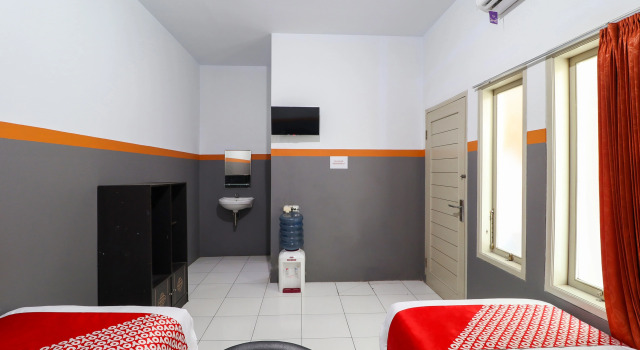 Standard Double room RedDoorz At Merdeka Street Garut