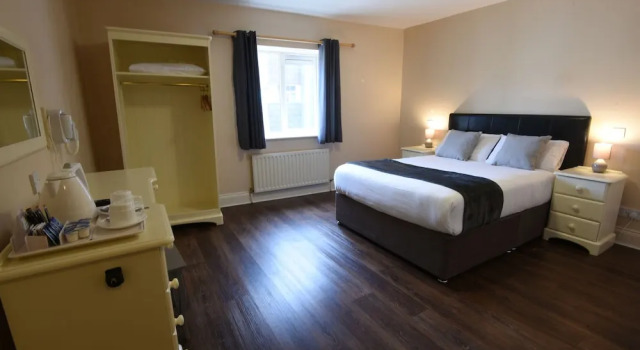 McSorleys Bar and Nightclub, Prenota Hotel Killarney 