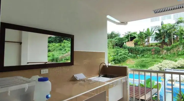 Monolocale quadruplo con balcone e con vista sulla piscina DMC Condotel