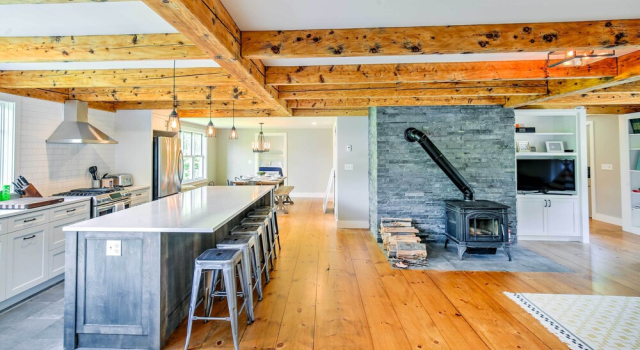 Коттедж Pet-friendly House w/ Deck - 10 Mi to Stowe Mtn!