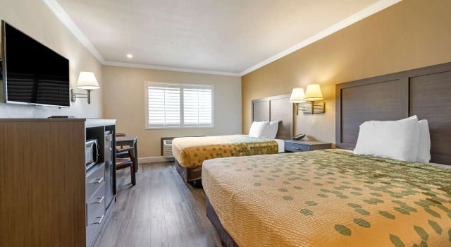 Четырёхместный номер Standard Econo Lodge Moreno Valley