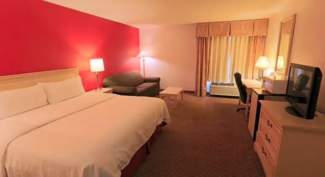 Люкс Deluxe Days Inn by Wyndham Calumet Park