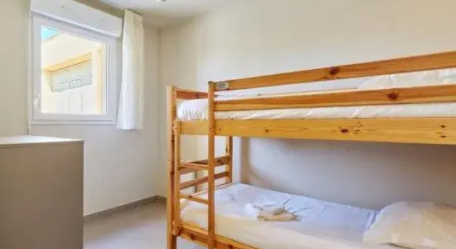 Кровать в общем номере с 3 комнатами Résidence Odalys Du Golfe