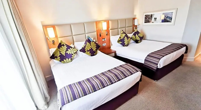 Четырёхместный номер Standard Crowne Plaza Resort Colchester Five Lakes