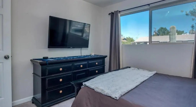 Коттедж LOCATION LOCATION- 5 Bedroom SMART HOME - Firepit/Garage